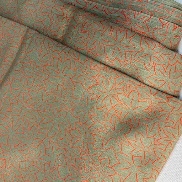 Tan/Red Leaf Outline Slinky Fashion Fabric - Rosewood - Blouse Dress 60" x 5 yd - Picture 11 of 11